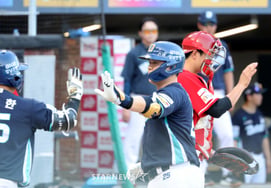 [Foto] 'Jonrón en solitario que abre la brecha 3-1' Kim Hyung-jun