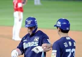[フォト] '8回表にヒットで出塁する'ダイノスのブレイン