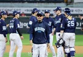 [Photo] 'Even the late-inning relief pitcher on the mound couldn't stop it'