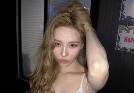 Sunmi, 'Nữ hoàng gợi cảm' làm nóng lên Waterbomb..Khoe thân hình gợi cảm qua corset