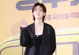 李妍，引人注目的女强人风格造型 [★照片]