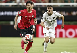 Tiền vệ Lee Han-beom của FC Midtjylland đang ở tại thời điểm quyết định. Nhiều đội bóng từ EPL đang quan tâm đến anh, và khả năng phí chuyển nhượng khổng lồ có thể xảy ra.

Theo tờ ngày 22, Lee Han-beom hiện đang được nhiều đội bóng từ EPL theo dõi. Anh đã chứng tỏ khả năng của mình thông qua những màn trình diễn ấn tượng ở Midtjylland, và điều này đã thu hút sự chú ý của các đội hàng đầu nước Anh.

Tuy nhiên, tình hình hợp đồng của Lee Han-beom với Midtjylland là vấn đề chính. Anh hiện còn hợp đồng với câu lạc bộ Đan Mạch trong 1 năm nữa. Điều này có nghĩa là nếu Midtjylland muốn bán anh, họ sẽ phải đặt giá cao để bù đắp cho sự mất mát.

Các chuyên gia cho rằng phí chuyển nhượng của Lee Han-beom có thể lên tới mức khổng lồ nếu một đội EPL quyết định chiêu mộ anh. Điều này là do hiệu suất tốt của anh và thực tế rằng Midtjylland sẽ muốn giữ lại một cầu thủ chất lượng cao.

Midtjylland hiện đang phải đối mặt với một quyết định khó khăn. Họ có thể chọn bán Lee Han-beom với giá cao để thu được lợi nhuận lớn, hoặc họ có thể cố gắng giữ lại anh bằng cách ký hợp đồng mới. Tuy nhiên, với sự quan tâm từ các đội EPL, khó có khả năng Midtjylland có thể giữ lại anh trong thời gian dài.

Những tuần tới sẽ là thời gian quan trọng để xác định tương lai của Lee Han-beom. Nếu một đội EPL quyết định đưa ra lời đề nghị chính thức, Midtjylland sẽ phải quyết định xem liệu họ có nên chấp nhận hay không.