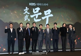 30 billion won blockbuster 'Munmu' hit by hacking; actors' contact info and parts of the script leaked [Star Issue]