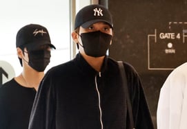 エイティーズのジョンホの「オールブラックファッション」 [★フォト]