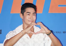 Bae Jung-nam, «corazón con mano carismático» [★FOTO]