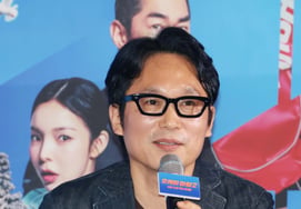 Director Lee Cheol-ha answers questions in 'Okay Madam 2' [★Photo]