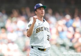 'Đây có phải là con người không' 66 cú ném đều trên 100 dặm, 7 batter đầu liên tiếp strikeout cũng là kỷ lục mới... Ứng viên số 1 Giải Cy Young