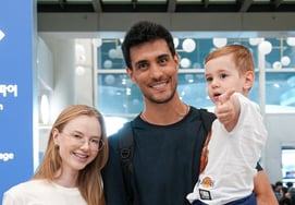 "I kept missing kimchi." Our Card's Araujo arrives in Korea, recharged in Brazil and heads straight to the team cafeteria