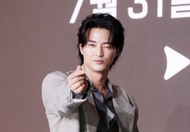 キム・ジフン、ウィンクでイケメンを発射 [★フォト]