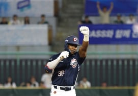 "Two hits, two hits, zero, then two more hits" — The new signing has truly delivered! The manager also gave a thumbs-up, saying, "The game gets better and more reliable as it progresses."