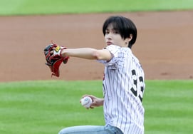 [Photo] Donghwa, KickFlip representative, makes ceremonial first pitch as a victory fairy