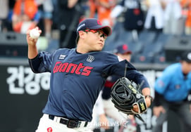 [De un vistazo] White se desploma con una gran cantidad de carreras concedidas en la parte baja del segundo inning, mientras Park Se-woong brilla en su actuación como abridor contra los Eagles