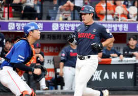 [Photo] 'Hit a double and score the first run' Na Seung-yeop
