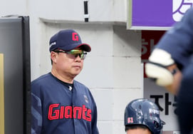 [Foto] «¡En el segundo inning, ya se tomó la iniciativa!» El entrenador Kim Tae-hyung
