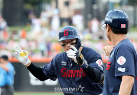 [Photo] Son Seong-bin hits a two-RBI double