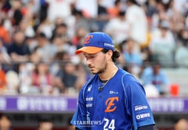 [Photo] 'Disappointing four runs allowed in the top of the second' White