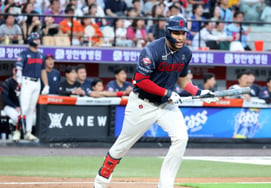 [Photo] "We needed a hit," Reyes