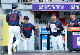 [Photo] Kim Tae-hyung manager congratulates Jeon Min-jae