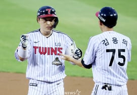 [Foto] Park Dong-won, jonrón de la victoria con dos carreras impulsadas en situación de bases llenas