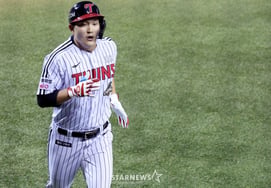 [Foto] Moon Jeong-bin, intuye jonrón apenas patea