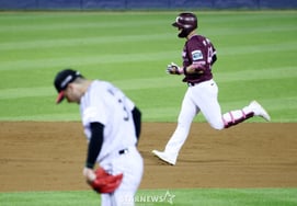 [Ảnh] Park Chan-hyuk, home run hòa điểm hai điểm đối thủ Tollhurst