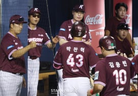 [Photo] Manager Seol Jong-jin: 'Chan-hyuk, Woong-bin good job'