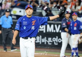 [一度にサッと] 6回表、巨人と対戦するためにマウンドに上がった『今は鷲だ！イ・ヒョンボム