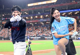 [Photo] "Our fantasy combination is perfect!" Lotte Cheer Team Director Cho Ji-hoon and Mok Na-kyung