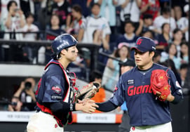 [Foto] 'Águila atrapada': Son Seong-bin y Kim Kang-hyun finalizan la defensa en el final del noveno inning