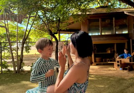 Sayuri, con trai Jen và chuyến đi Hawaii: "Giá cả cao hơn tưởng tượng...ăn cà ri 3 ngày"