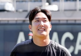 [Photo] Son Ju-young with 20 saves finishes training with a smile