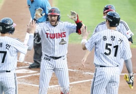 'Kim Do-young, stand there!' LG's Austin hits a three-run home run to left field for his 30th of the season... joining Woods and Thames as only the third player in history to hit 30 home runs in three consecutive seasons [Jamsil]