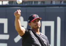 [Photo] Carlos Kara-sco, catching drills in MLB style