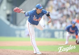 [Официально] «Это не было подбрасыванием с посторонним веществом»: KBO отменила внеплановое отстранение Ким Ки Чжона, получившего дисквалификацию за выброс из-за инородного тела на перчатке. Почему?