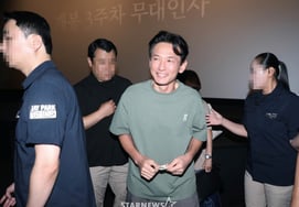 Hwang Jung-min vượt qua trực diện những nghi vấn đời tư.. Nụ cười tươi sáng tại buổi ra mắt sân khấu 'Hope' [Star Issue]