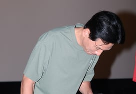 Diễn viên Hwang Jung-min chào hỏi [★ẢNH]