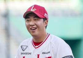 'SSG's 'Rookie Who Waited 24 Years' Kim Min-jun Wins Second Straight Game, "Growing Every Game, Revealing Team's Future" Head Coach Smiles Broadly [Incheon Field]