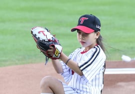 [Foto] El-rin y la animadora Song Chae-ah: «Ha llegado el verdadero Shingyo»