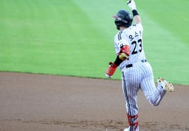 [照片]奥斯汀闪耀！连续三个赛季达成30支本垒打