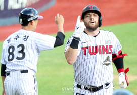 [Photo] Austin completes feat with 30-home run, three-run homer