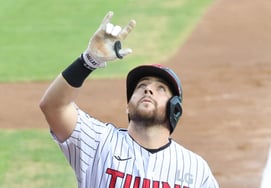 [Photo] Austin celebrates 30 home runs for three consecutive seasons