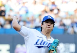 [Photo] Yang Chang-seop, who finished the nightmare-like first-inning defense, allowed six runs on a single batter in the top of the first inning.