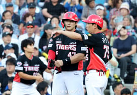 [Photo] Na Sung-beom reaches base with a hit in the top of the first inning