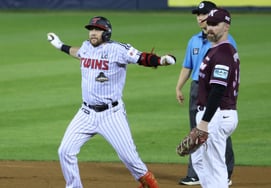 [Photo] Austin, ready to charge home if the chance arises