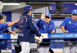 [Photo] "Looks like water met water!" Manager Park Jin-man congratulates Lee Jae-hyun on his home run