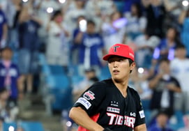 [Foto] El lanzador zurdo de Kia, Lee Ui-ri, entra en juego en el final del séptimo inning