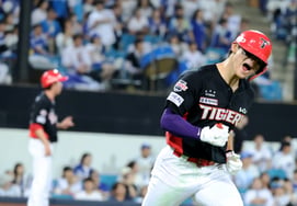 [Foto] Kim Do-young, con un jonrón de tres carreras en la parte baja del octavo inning con dos outs y corredores en primera y segunda base, rompe el fuerte asedio de Samsung