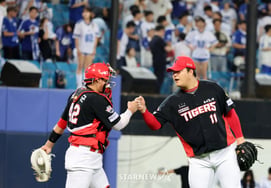 [フォト] 'サムスン戦の勝利を守った' チョ・サンウとキム・テグン