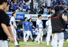 [フォト] 「監督、300勝は明日！」' ク・ジャウク