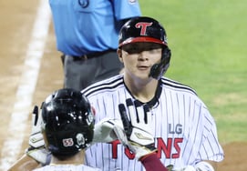 [Foto] Lee Jae-won, jonrón de dos carreras con presencia imponente